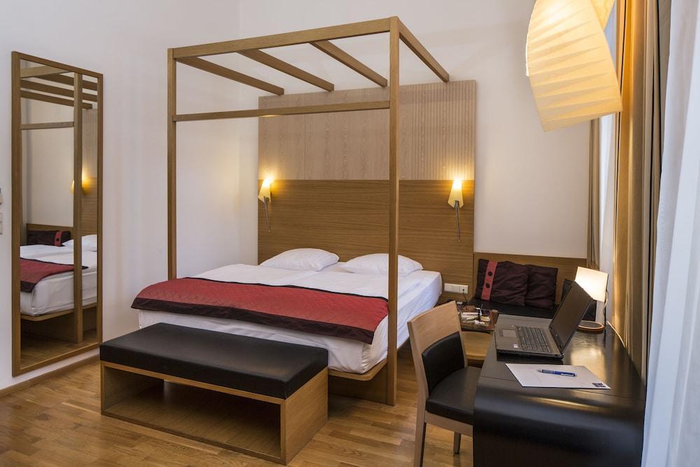 Falkensteiner Boutique Hotel براغ المظهر الخارجي الصورة A room at the hotel