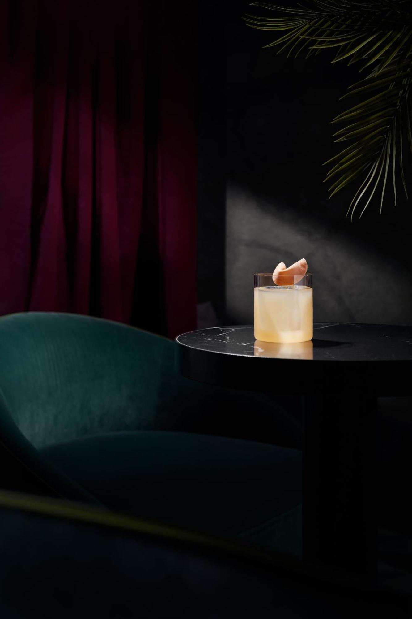 Falkensteiner Boutique Hotel براغ المظهر الخارجي الصورة A cocktail at the bar